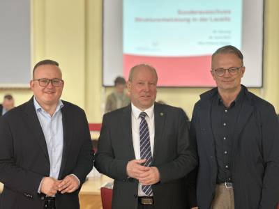 Gubens Brgermeister Fred Mahro (m.) gemeinsam mit den Landtagsabgeordneten Julian Brning (l.) & Michael Schierack (r.)